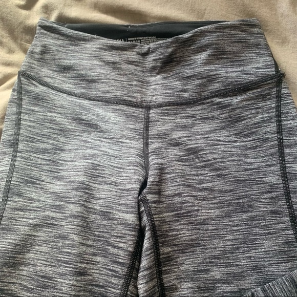 3/ $25 Victoria secret Victoria sport crop leggings - Picture 4 of 5